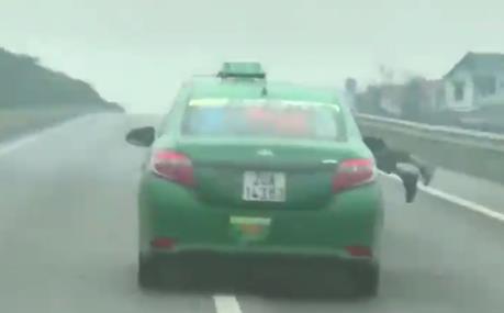 Tuyên phạt 10 năm tù tài xế taxi hất cảnh sát lên nắp capo