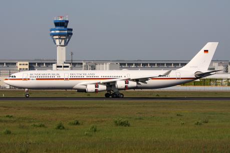 Chuyên cơ chở Thủ tướng Đức Angela Merkel bất ngờ hạ cánh khẩn cấp