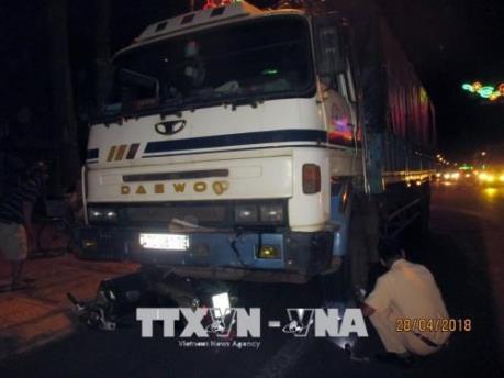 Xe tải nổ lốp, tông sập hai căn nhà ven đường