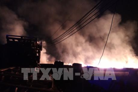 Cháy lớn tại xưởng sản xuất gỗ ở thị xã Tân Uyên (Bình Dương)