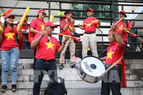 AFF Suzuki Cup 2018: CĐV Việt Nam "nhuộm đỏ" sân vận động Panaad