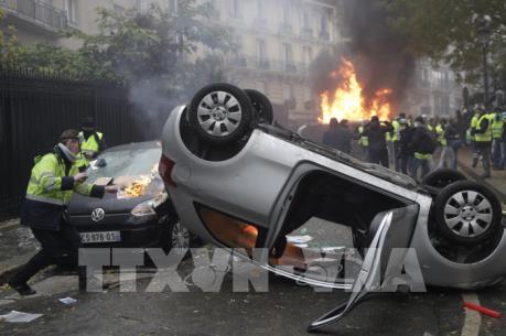 Pháp chính thức hoãn việc tăng thuế nhiên liệu