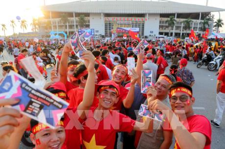 Cổ động viên Việt Nam đổ ra đường cổ vũ cho tuyển Việt Nam