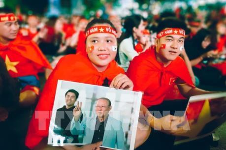 Cổ động viên vỡ òa niềm vui sau chiến thắng của tuyển Việt Nam