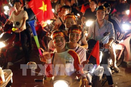 Cổ động viên vỡ òa niềm vui sau chiến thắng của tuyển Việt Nam