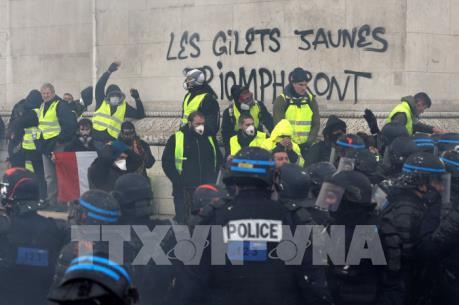 Người biểu tình "Áo vàng" bắt đầu tuần hành trên Đại lộ Champs-Elysees