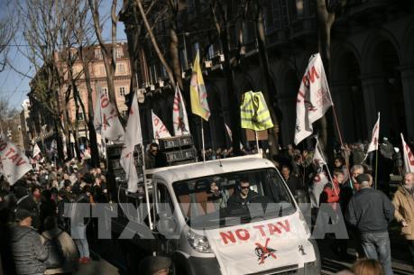Hàng chục nghìn người biểu tình phản đối dự án đường sắt xuyên dãy Alps 