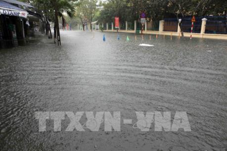 Đà Nẵng: Mưa lớn kéo dài, nhiều tuyến đường và nhà dân ngập nước