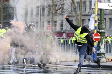 Cảnh sát Bỉ bắt giữ hơn 400 người biểu tình "Áo vàng"