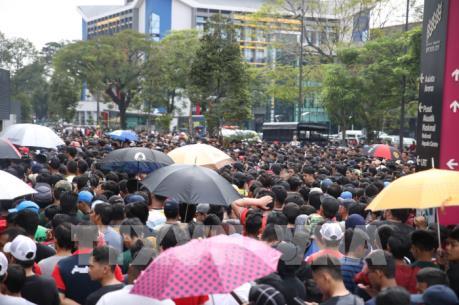 AFF Suzuki Cup 2018: Hàng nghìn CĐV Malaysia xếp hàng từ đêm mua vé
