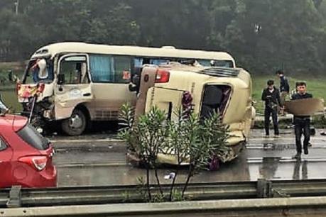 Xe khách đâm nhau trên cao tốc Nội Bài-Lào Cai làm 5 người bị thương