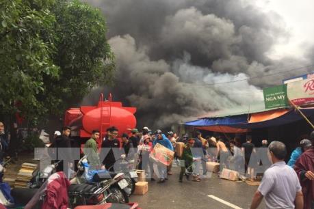 Nghệ An: Cháy lớn tại dãy nhà kho hàng hóa gần chợ Vinh