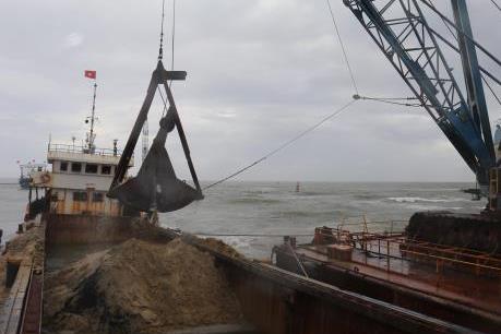 Thi công 3 ca  tại các công trình nạo vét luồng hàng hải