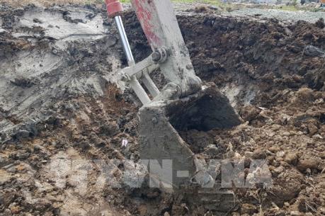 Vật nổ ở công trình bờ kè hồ Búng Xáng, Cần Thơ nghi là bom bi thời chiến