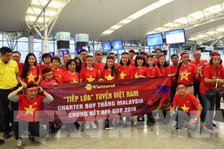 Cổ động viên náo nức lên đường "tiếp lửa" cho đội tuyển Việt Nam