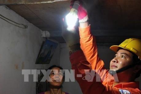 Thay mới bóng đèn tiết kiệm điện cho hàng nghìn hộ nghèo ở Hà Nội