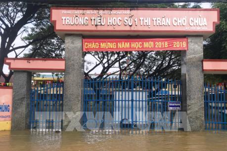 Học sinh huyện Nghĩa Hành phải nghỉ học vì nước ngập sâu cả mét