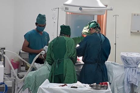Cứu sống kịp thời bệnh nhân bị trúng đạn ở cổ