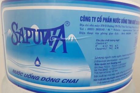 Nước uống Sapuwa có mùi khó chịu, nhân viên thách thức khách hàng