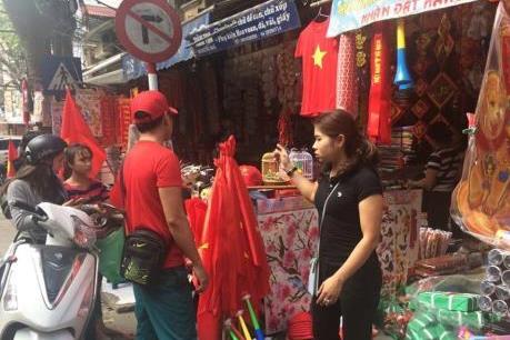 Các sản phẩm cổ vũ cho bóng đá AFF Cup 2018 hút khách