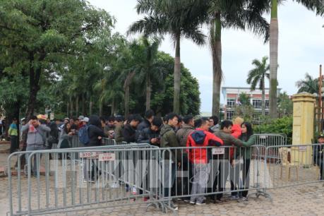 Phát hiện nhiều đối tượng “cò vé” trước giờ bóng lăn