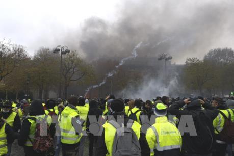 Hàng nghìn người biểu tình "Áo vàng" đổ xuống đường trên toàn nước Pháp