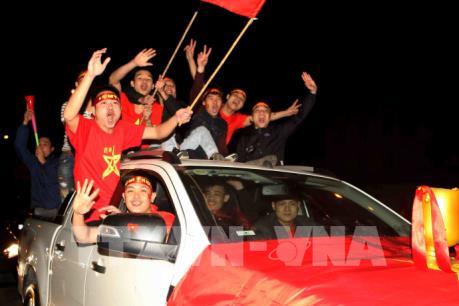 Người dân vỡ òa cảm xúc khi đội tuyển Việt Nam vô địch AFF cup 2018