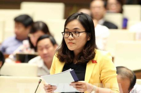 Thủ tướng trả lời chất vấn về chế độ, chính sách đối với cán bộ y tế