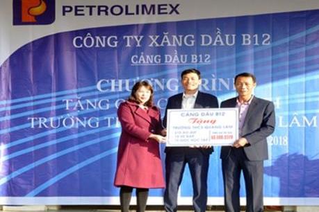 Cảng dầu B12 tặng quà học sinh nghèo vượt khó 