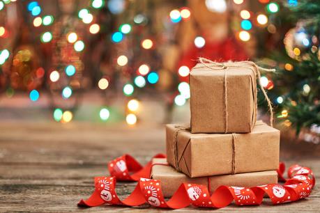 Mùa Giáng Sinh chính là thời điểm để những người trẻ được nhận những món quà ý nghĩa và đầy hạnh phúc. Các quà tặng Giáng Sinh cho trẻ em bao gồm nhiều loại đồ chơi, sách vở, thức ăn và quần áo, hay bất cứ thứ gì có thể khiến trẻ em phấn khích và vui vẻ.