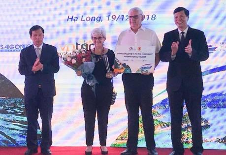 Đón du khách quốc tế thứ 15 triệu đến Việt Nam