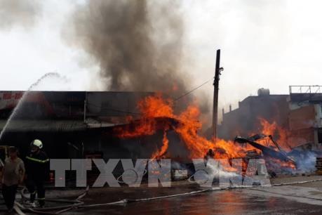 Cháy lớn tại xưởng gỗ ở thành phố Biên Hòa, Đồng Nai