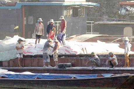 Bộ Công an phá đường dây buôn hàng lậu trên sông, tạm giữ 4 người