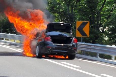Xe BMW lại bất ngờ bốc cháy khi đang lưu thông