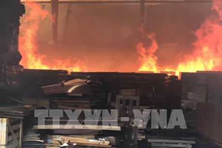 Cháy lớn tại xưởng gỗ trong khu dân cư