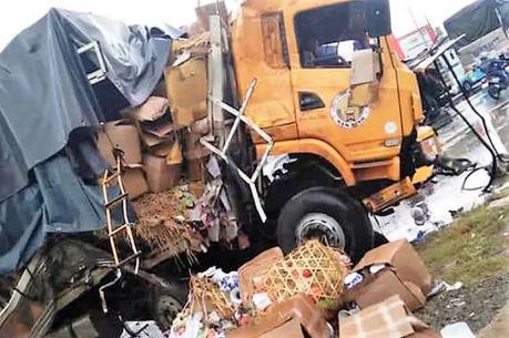 Xe tải đối đầu với xe container ở Bình Thuận làm 2 người tử vong