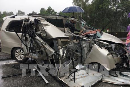 Thừa Thiên - Huế: Xe con đâm vào đuôi xe chở gỗ, 2 người bị thương