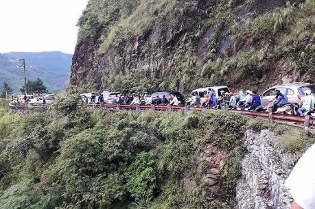 Ùn tắc đường lên Khu du lịch Mẫu Sơn