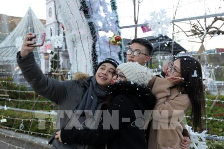 Dự báo có mưa tuyết, hàng vạn du khách đến Sa Pa đón năm mới