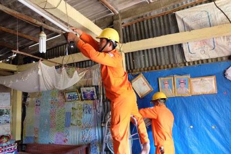 Hơn 8.000 hộ nghèo, gia đình chính sách ở Nam bộ được thay mới đường dây điện