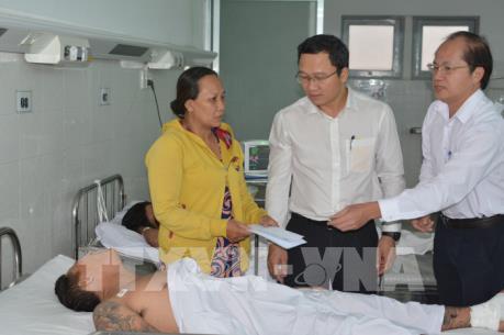 Thăm nạn nhân bị thương vụ xe đầu kéo đâm loạt xe máy ở Long An