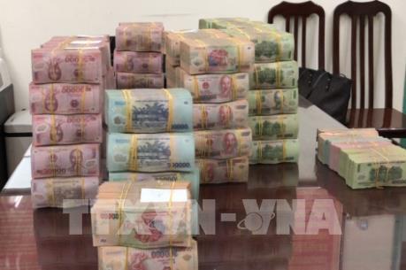 Rút trót lọt 13 tỷ đồng từ ngân hàng bằng thẻ tiết kiệm giả