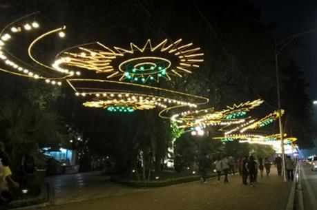 Hà Nội: 10 tuyến phố chính sẽ được trang trí đèn dịp Tết