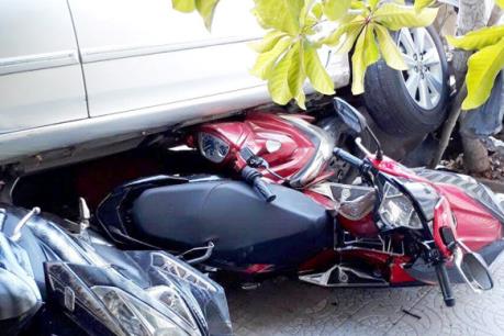 Xe ô tô cuốn 4 xe máy vào gầm khi lùi từ trong nhà ra đường