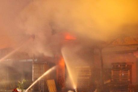 Cháy lớn thiêu rụi 7 phòng trọ ở huyện Bình Chánh