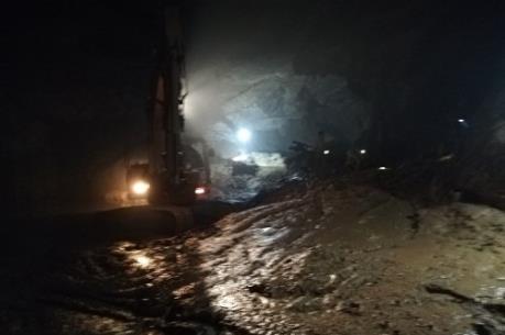 Sập hầm đào vàng, ít nhất 30 người chết