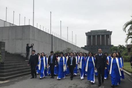 Tổng công ty May 10 báo công dâng Bác