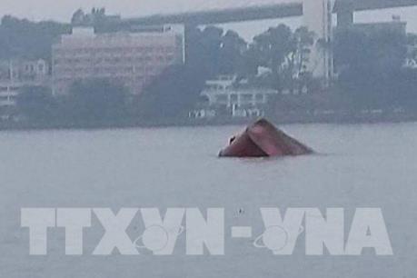 Cứu 4 thuyền viên và tìm thấy thi thể thuyền trưởng tàu nước ngoài ở Hòn Gai