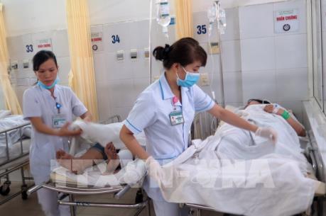 Vụ xe khách lao vực ở đèo Hải Vân: Nỗ lực cứu chữa nạn nhân