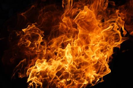 Hơn 200 người tham gia chữa cháy kho hàng chứa bột làm hương